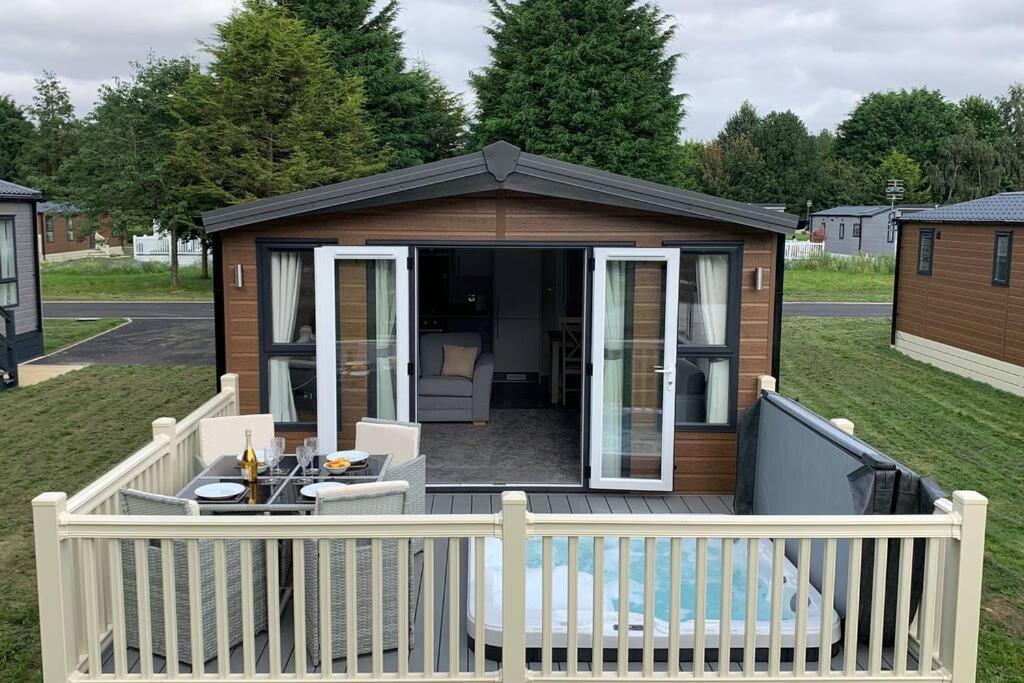 Nightingale Lodge With Hot Tub Barmby on the Moor Exterior foto